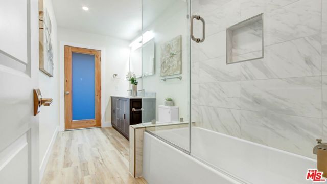 24201 Burbank Boulevard, Woodland Hills (los Angeles), CA 91367