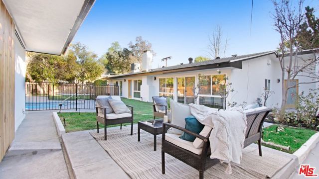 24201 Burbank Boulevard, Woodland Hills (los Angeles), CA 91367