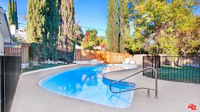 24201 Burbank Boulevard, Woodland Hills (los Angeles), CA 91367