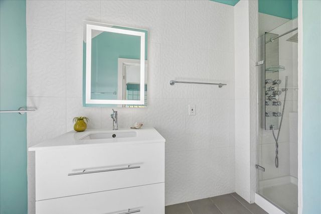 2402 Mcclendon Street, Houston, TX 77030