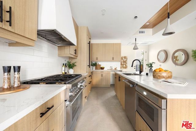 1011 N Ogden Drive 105, West Hollywood, CA 90046