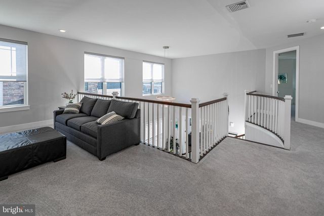 21 DOGLEG LN, Lawrenceville, NJ 08648