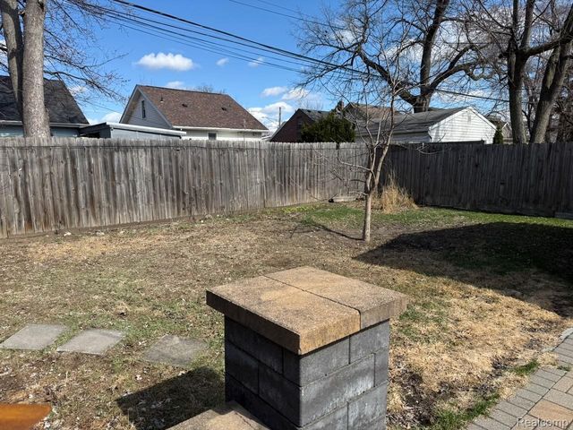 520 W Saratoga Street, Ferndale, MI 48220