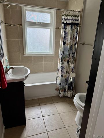 520 W Saratoga Street, Ferndale, MI 48220