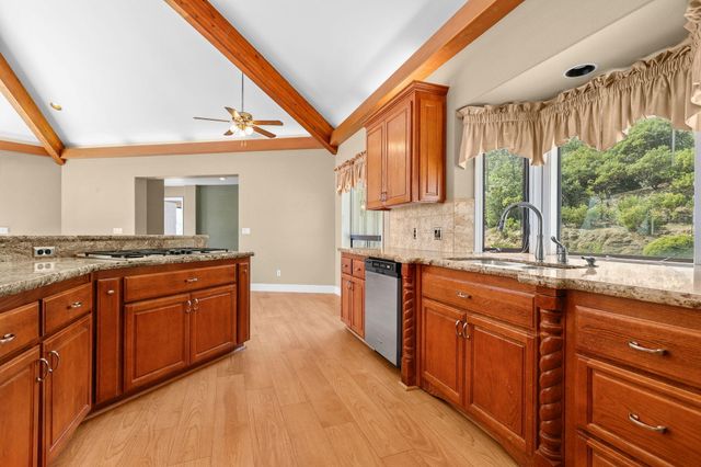 17505 Forest View Drive, Redding, CA 96003
