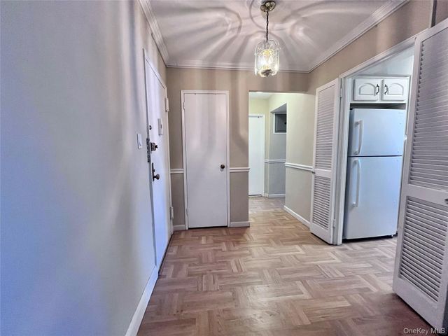 60 Hempstead Avenue 1J, Lynbrook, NY 11563