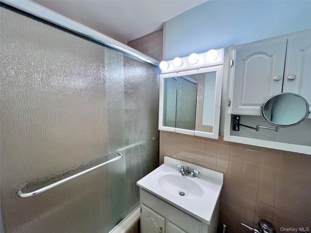 60 Hempstead Avenue 1J, Lynbrook, NY 11563