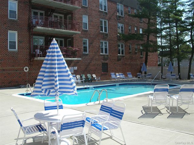 60 Hempstead Avenue 1J, Lynbrook, NY 11563