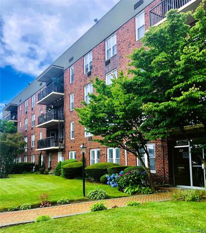 60 Hempstead Avenue 1J, Lynbrook, NY 11563