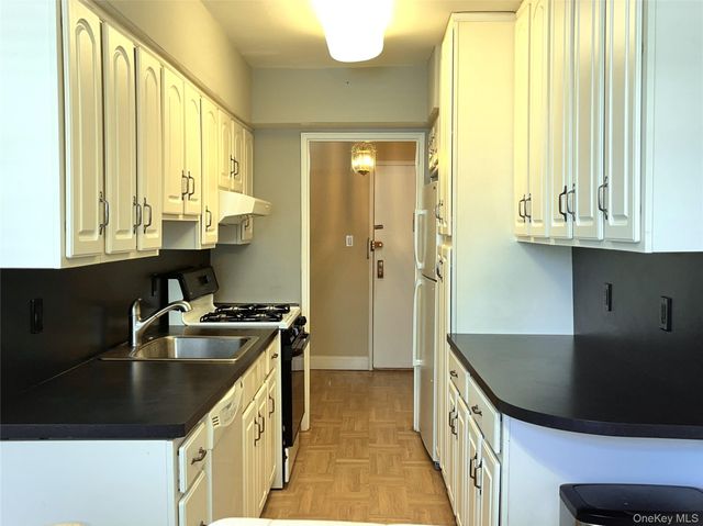 60 Hempstead Avenue 1J, Lynbrook, NY 11563