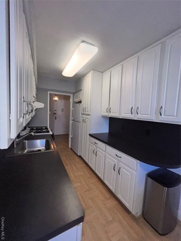 60 Hempstead Avenue 1J, Lynbrook, NY 11563