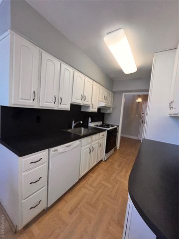 60 Hempstead Avenue 1J, Lynbrook, NY 11563