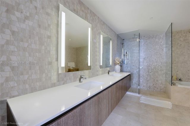 88 SW 7th St 2602, Miami, FL 33130