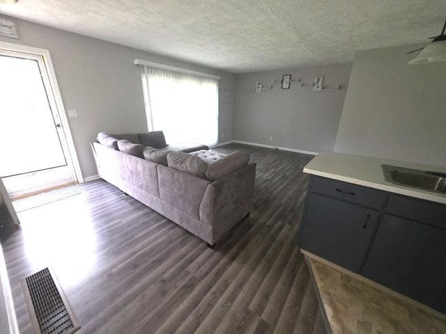 586 W River Road, Muskegon, MI 49445