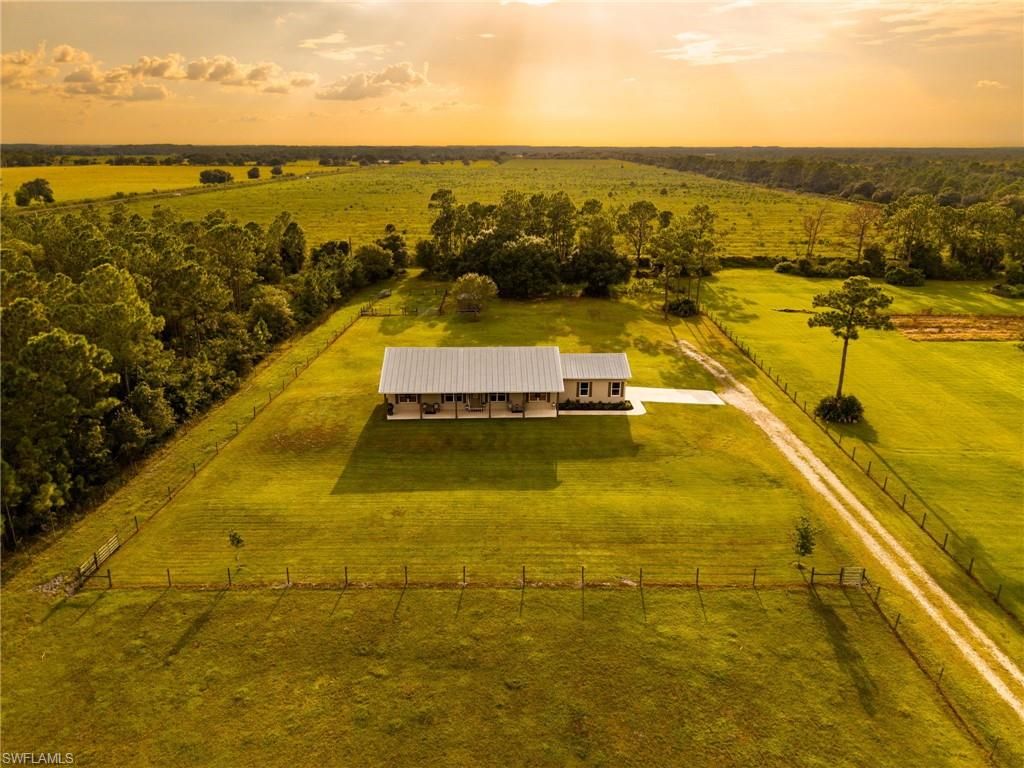 99 Trader RD, LABELLE, FL 33935 — exterior