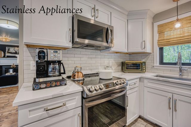 32 Century Lane, Litchfield, NH 03052