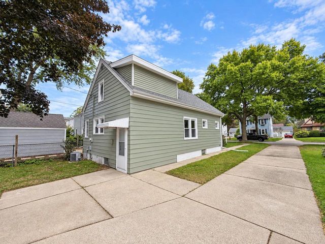 4937 N Hollywood AVENUE, Whitefish Bay, WI 53217