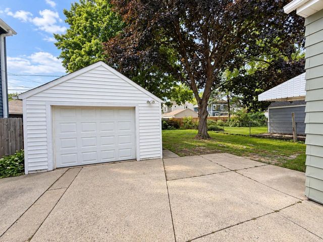 4937 N Hollywood AVENUE, Whitefish Bay, WI 53217