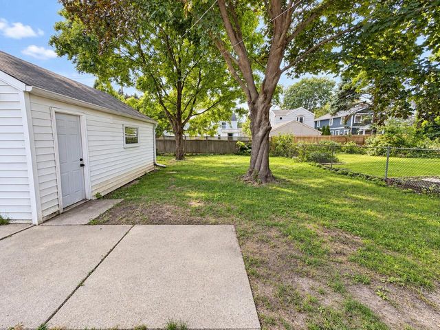 4937 N Hollywood AVENUE, Whitefish Bay, WI 53217