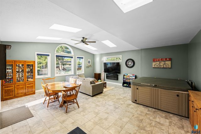 5712 W Walden Dr Drive, Sioux Falls, SD 57106
