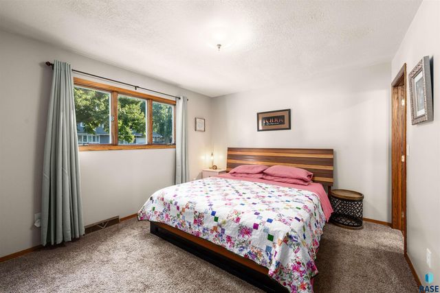5712 W Walden Dr Drive, Sioux Falls, SD 57106