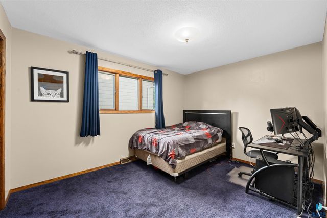 5712 W Walden Dr Drive, Sioux Falls, SD 57106