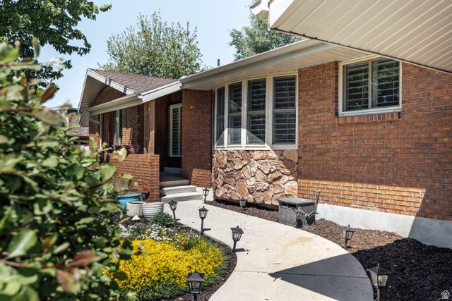 1069 E BIRCHBROOK CIR, Cottonwood Heights, UT 84047