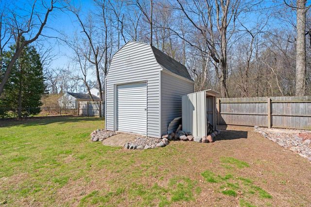 1810 WOOD LANE, Green Bay, WI 54304