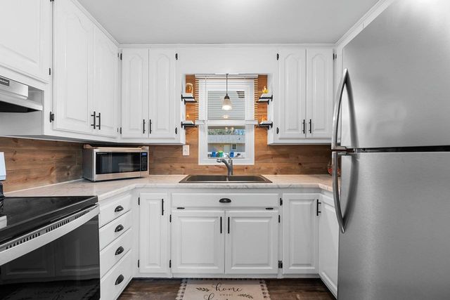 1810 WOOD LANE, Green Bay, WI 54304