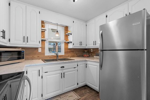 1810 WOOD LANE, Green Bay, WI 54304