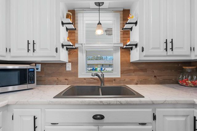 1810 WOOD LANE, Green Bay, WI 54304