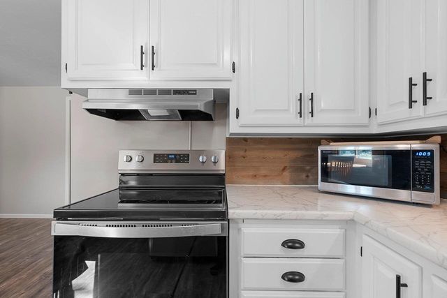 1810 WOOD LANE, Green Bay, WI 54304