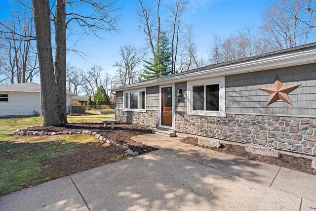 1810 WOOD LANE, Green Bay, WI 54304