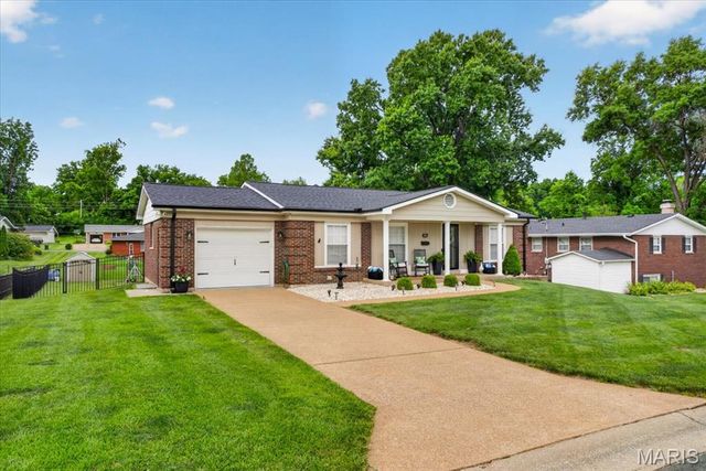 965 N Metter Avenue, Columbia, IL 62236