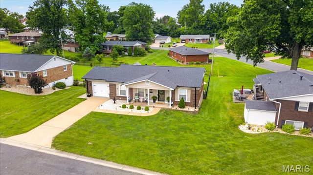 965 N Metter Avenue, Columbia, IL 62236