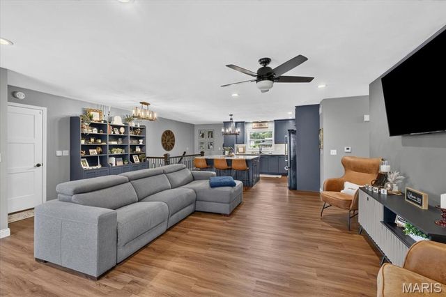 965 N Metter Avenue, Columbia, IL 62236