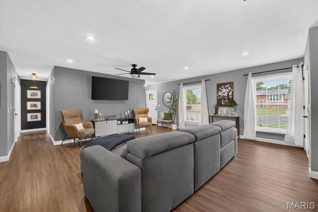 965 N Metter Avenue, Columbia, IL 62236