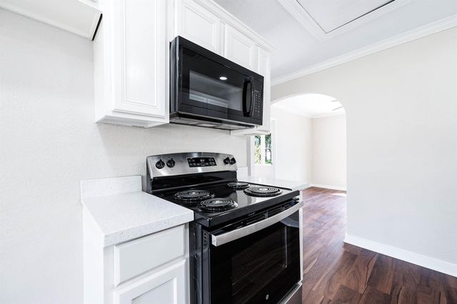 2214 11th Avenue N, Texas City, TX 77590