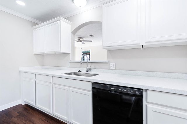 2214 11th Avenue N, Texas City, TX 77590