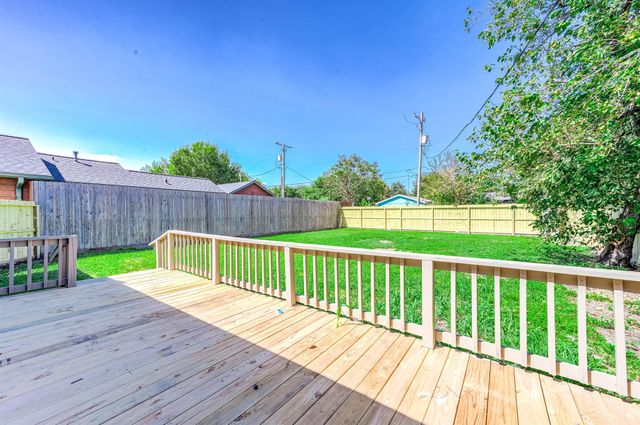 2214 11th Avenue N, Texas City, TX 77590