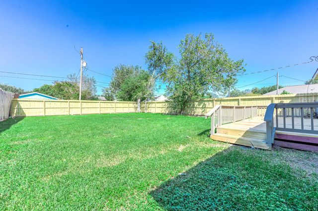 2214 11th Avenue N, Texas City, TX 77590