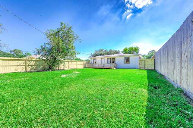 2214 11th Avenue N, Texas City, TX 77590
