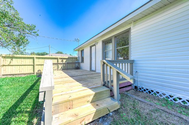 2214 11th Avenue N, Texas City, TX 77590