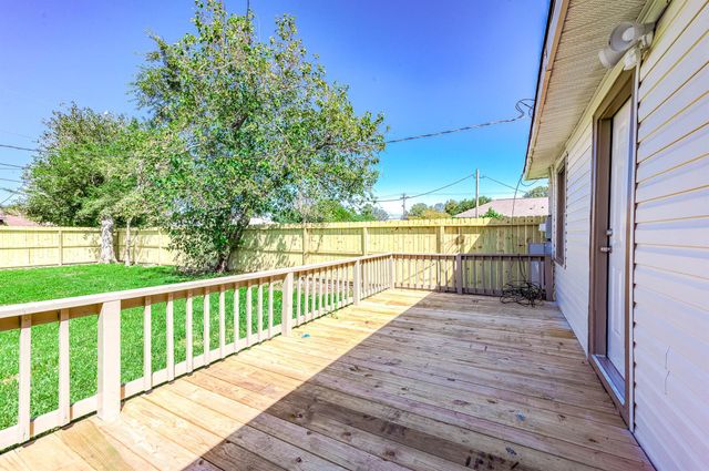2214 11th Avenue N, Texas City, TX 77590