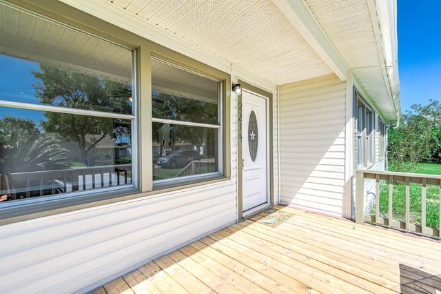2214 11th Avenue N, Texas City, TX 77590