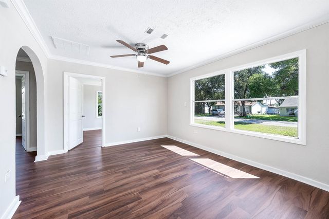 2214 11th Avenue N, Texas City, TX 77590