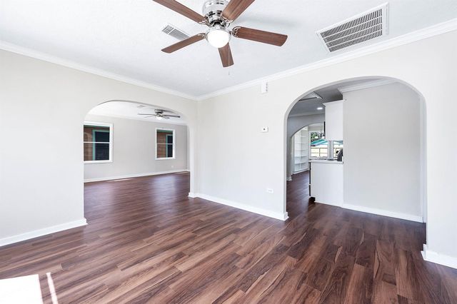 2214 11th Avenue N, Texas City, TX 77590