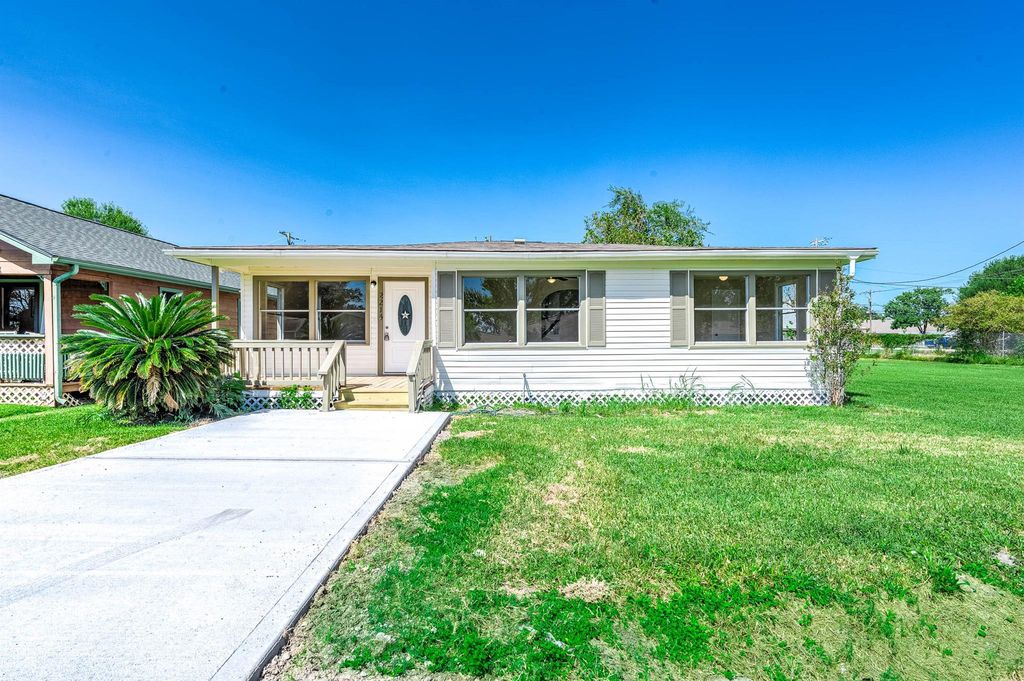 2214 11th Avenue N, Texas City, TX 77590