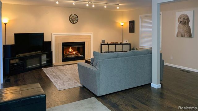 5229 Regimental Banner Drive, Grand Blanc, MI 48439