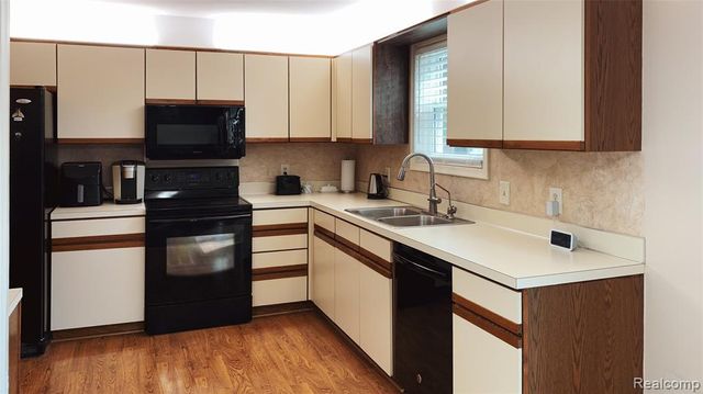 5229 Regimental Banner Drive, Grand Blanc, MI 48439